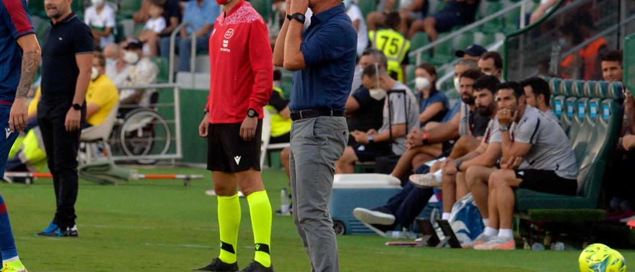 Fran Escribá da órdenes durante el Elche-Levante.| MATÍAS SEGARRA