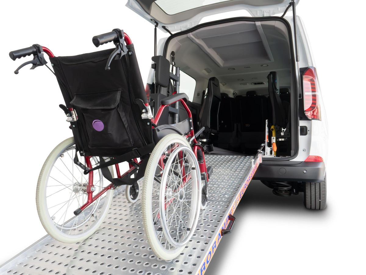 El monovolumen Volkswagen T7 Caravelle adaptada de Rehatrans