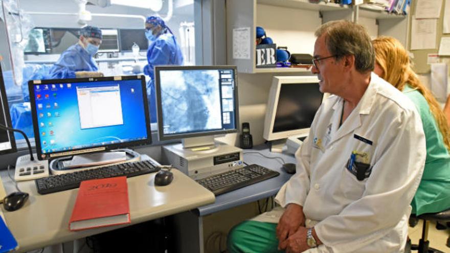 Francisco Bosa, jefe de cardiología del HUC, vigilando una intervención de catéter.