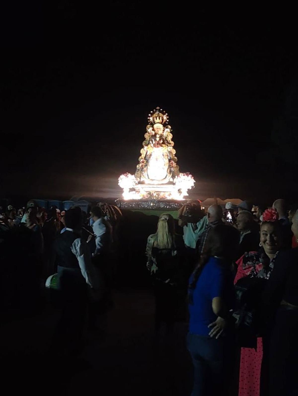 La Virgen del Rocío durante la procesión nocturna.