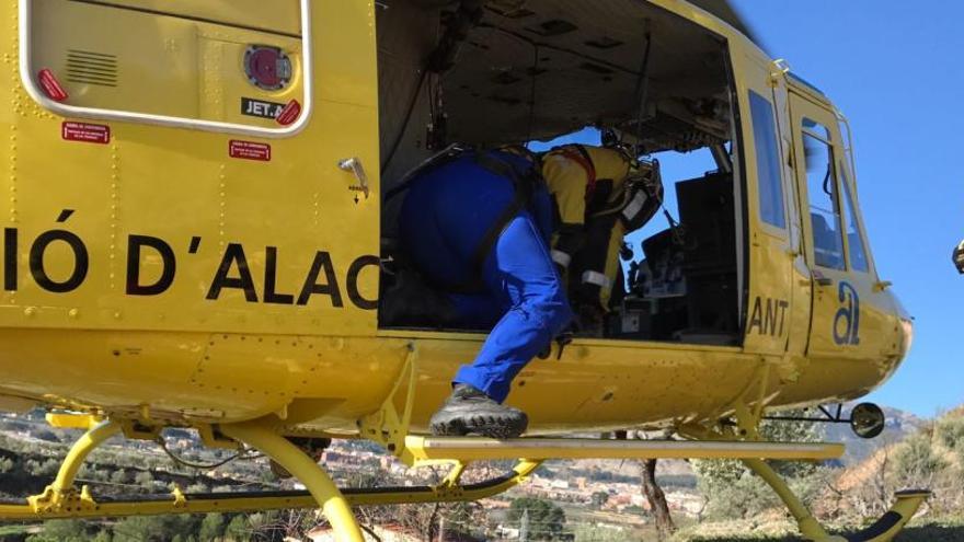 Momento del rescate con el helicóptero del Consorcio de Bomberos