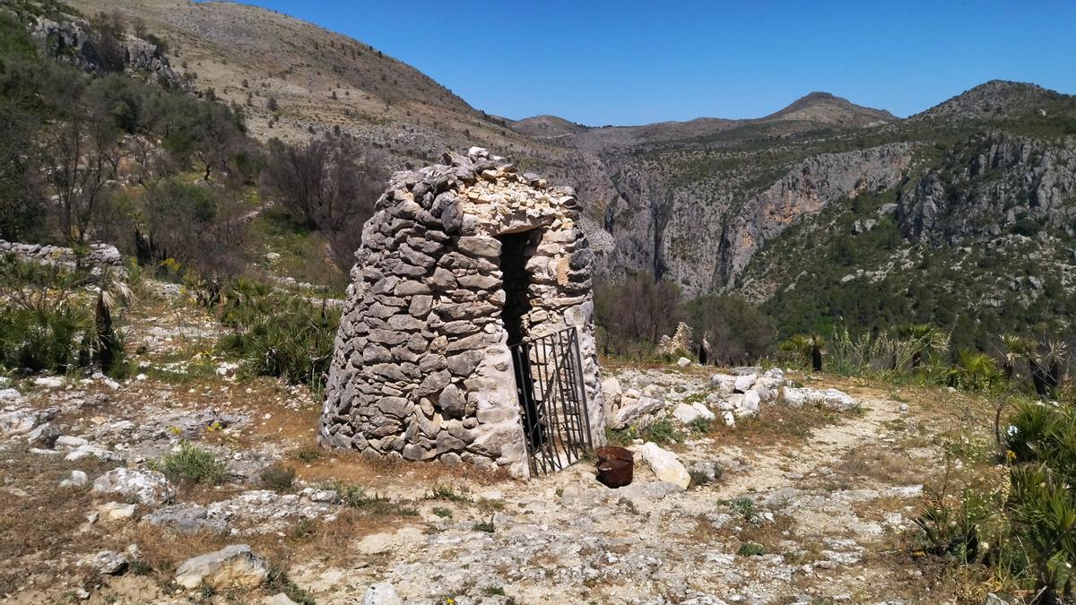 Pozo de piedra de la ruta del Barranc de l'Infern, en la Vall de Laguar