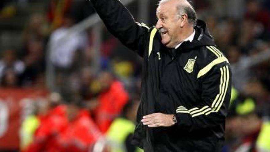 Del Bosque da instrucciones durante el partido del Colombino.