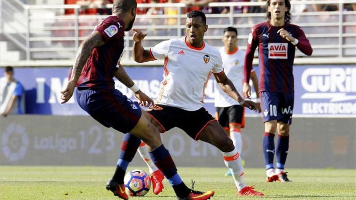 Nani, futbolista del Valencia, estará un mes de baja