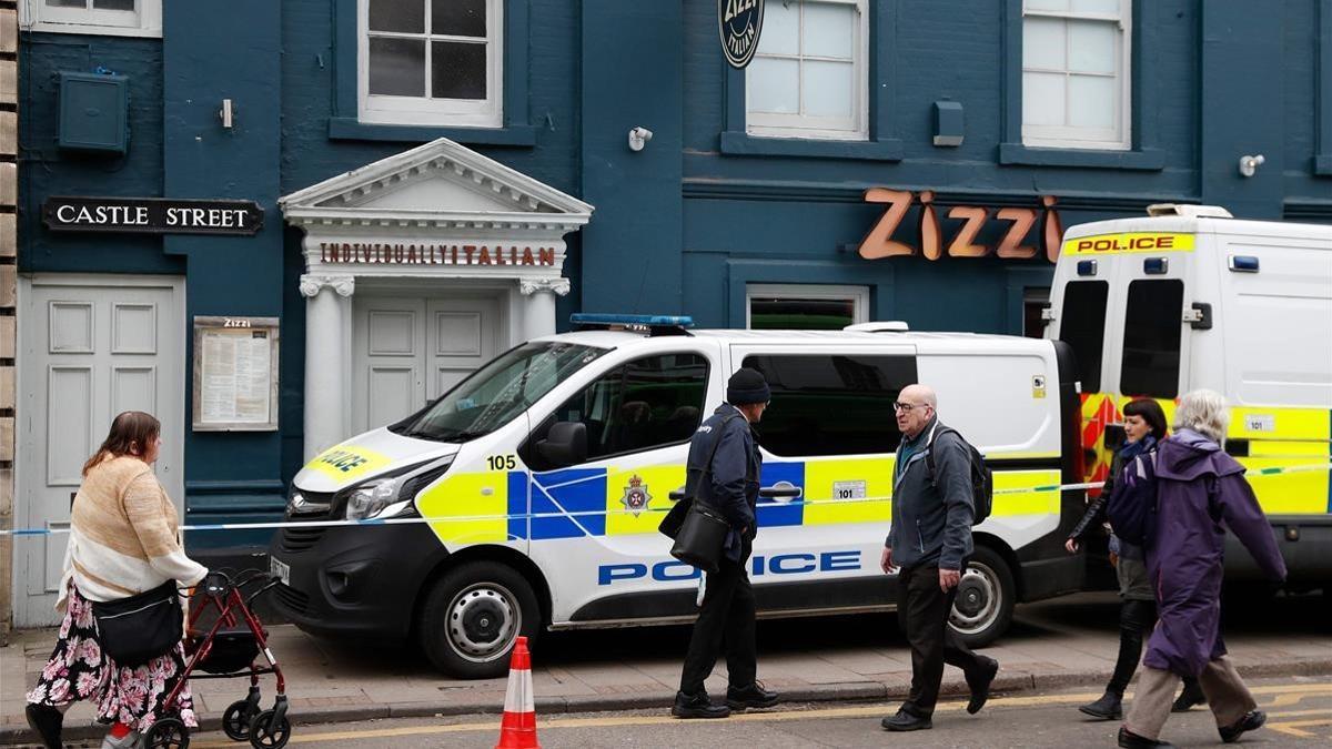 La policía acordona una calle cercana al centro comercial de Salisbury donde fue envenenado Skripal.