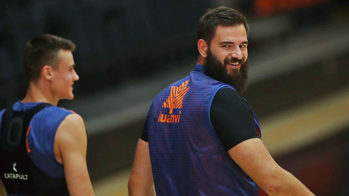 Bojan Dubljevic, en el primer entrenamiento del Valencia Basket en la presente temporada. | F. CALABUIG