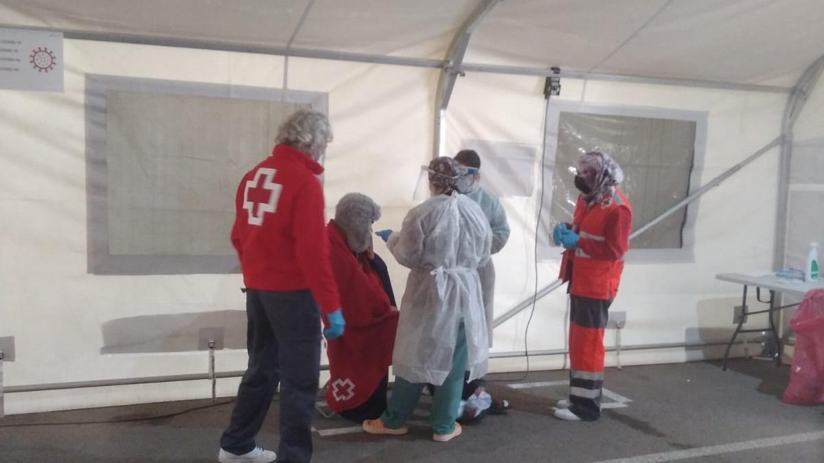 Miembros de la Cruz Roja atienden a un inmigrante en la carpa habilitada en el puerto de Alicante en una imagen de archivo.