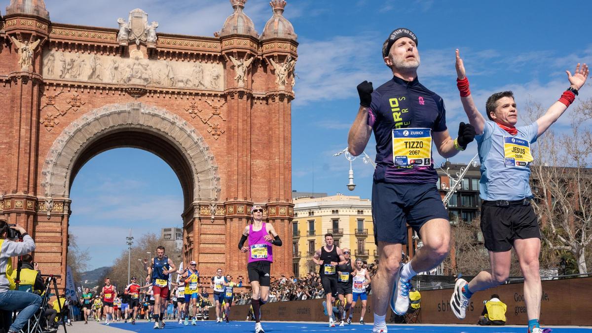 Corredores llegando a línea de meta en el Maratón de Barcelona