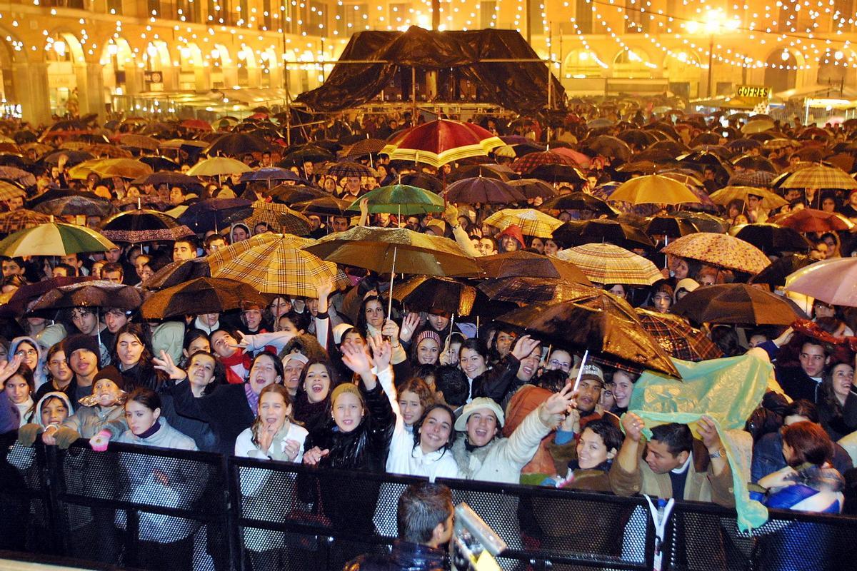 Lluvia en la plaza Major de Palma durante una Revetla de Sant Sebastià