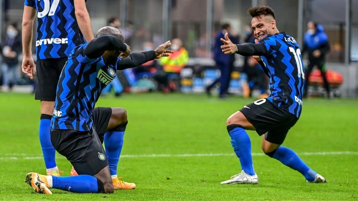 Lukaku y Lautaro celebran uno de los cuatro goles al Torino.