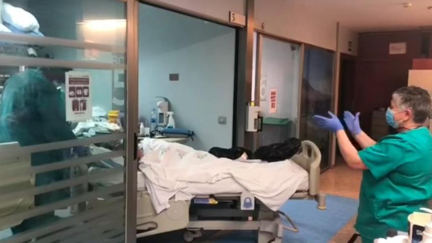 VÍDEO | Emotiva alta de la UCI del Hospital Provincial a un sanitario afectado por el coronavirus