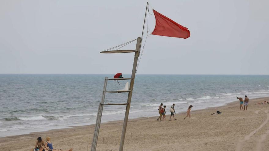 La bandera roja en la playa de la Devesa, este jueves. Foto: Fernando Bustamante