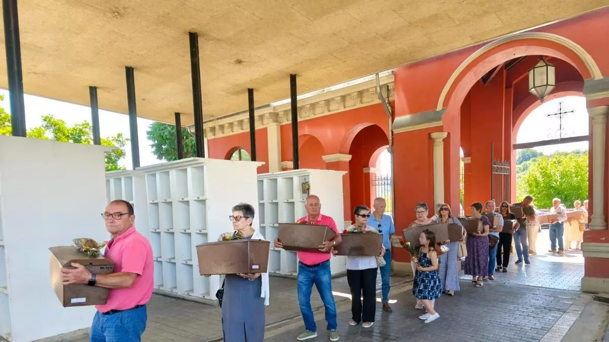 Emoción en Grado en el acto para dar sepultura en el cementerio municipal a 60 víctimas del franquismo exhumadas de la fosa de El Rellán