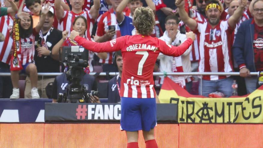 Griezmann celebra con la grada un gol. |  // EFE