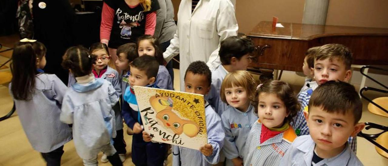 Alumnos del colegio Santo Tomás, durante una sesión de lectura de algunos de los cuentos publicados en LA NUEVA ESPAÑA.