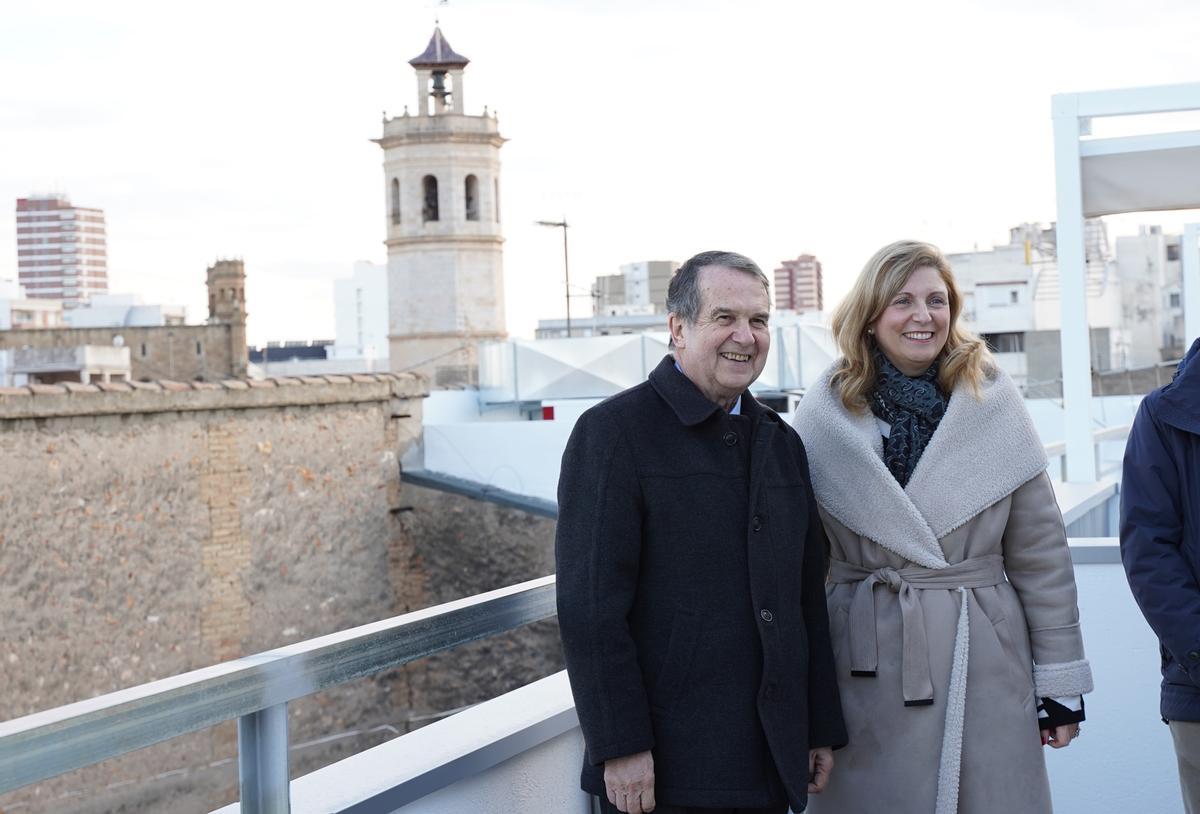 La terraza tiene vistas al Fadrí y a la concatedral de Santa María.