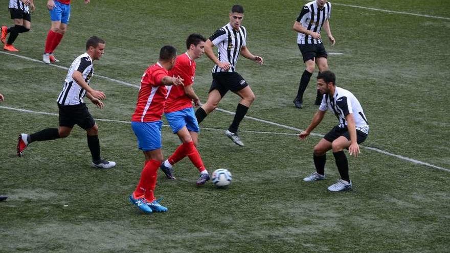 Una acción del derbi entre Bueu y Domaio de la pasada jornada. // Gonzalo Núñez