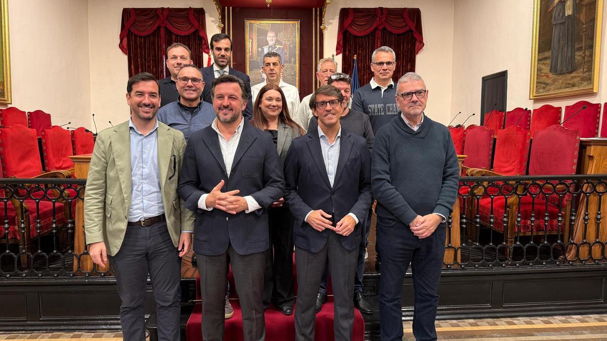 El alcalde, Pablo Ruz, junto a los ediles Juan de Dios Navarro, Claudio Guilabert, el secretario municipal y los ocho funcionarios tras jurar el cargo