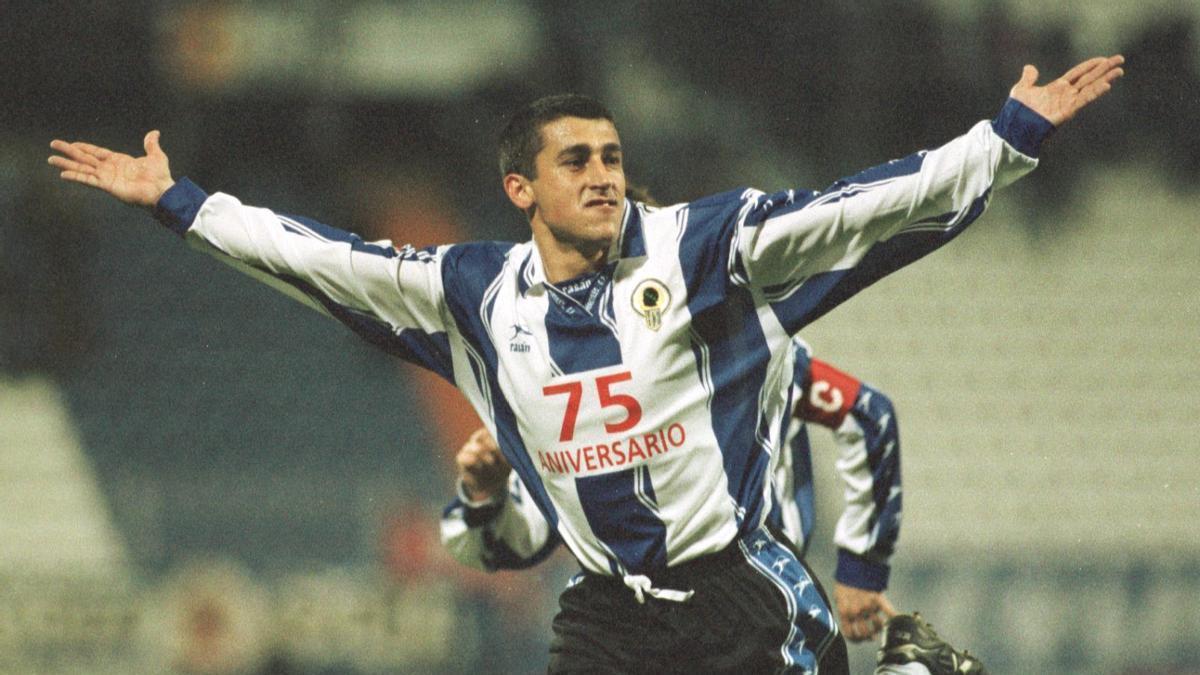 Eduardo Rodríguez celebra un gol con la camiseta del Hércules.