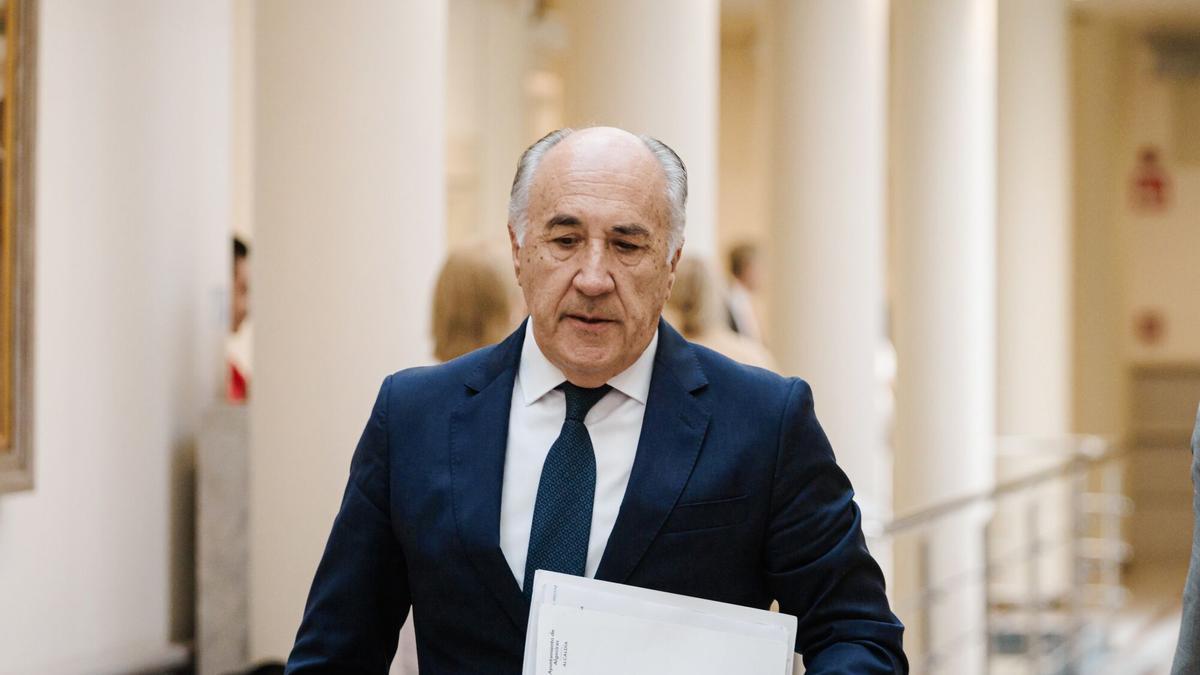 El senador del PP José Ignacio Landaluce, a su llegada a una sesión de control al Gobierno en el Senado.