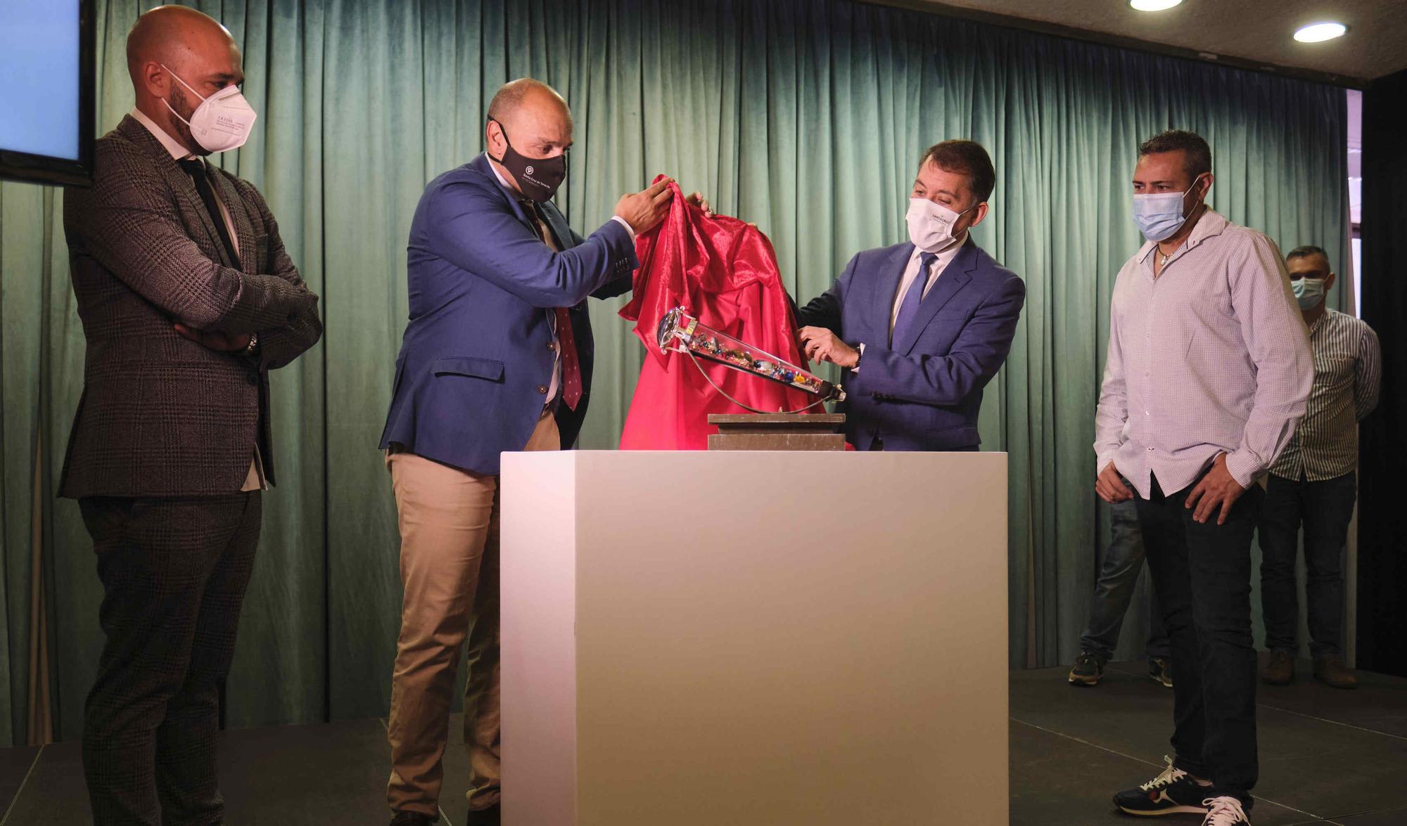 Presentación del nuevo cetro de la reina del Carnaval, obra de Juan Gil