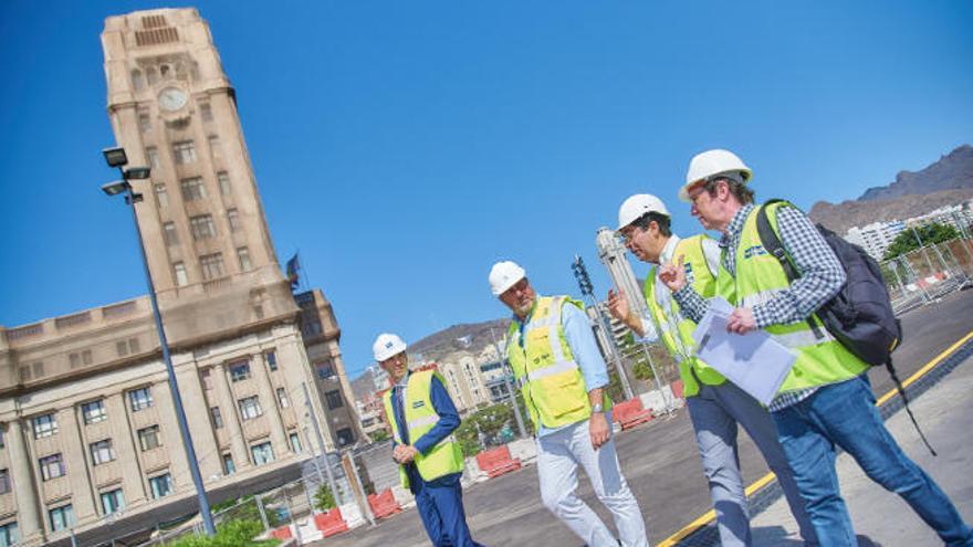 Un momento de la visita realizada a la obra de la plaza de España, en Santa Cruz de Tenerife.