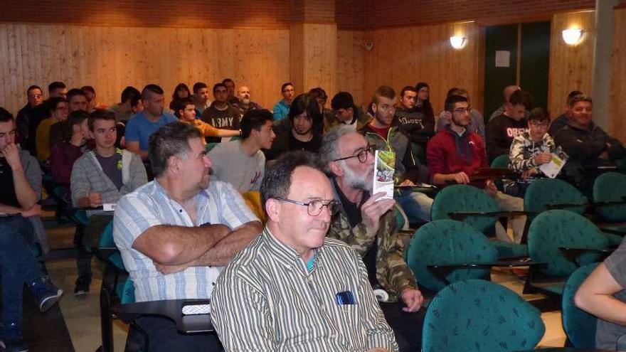 Asistentes a las Jornadas del Orgullo Rural, ayer, en Tineo.