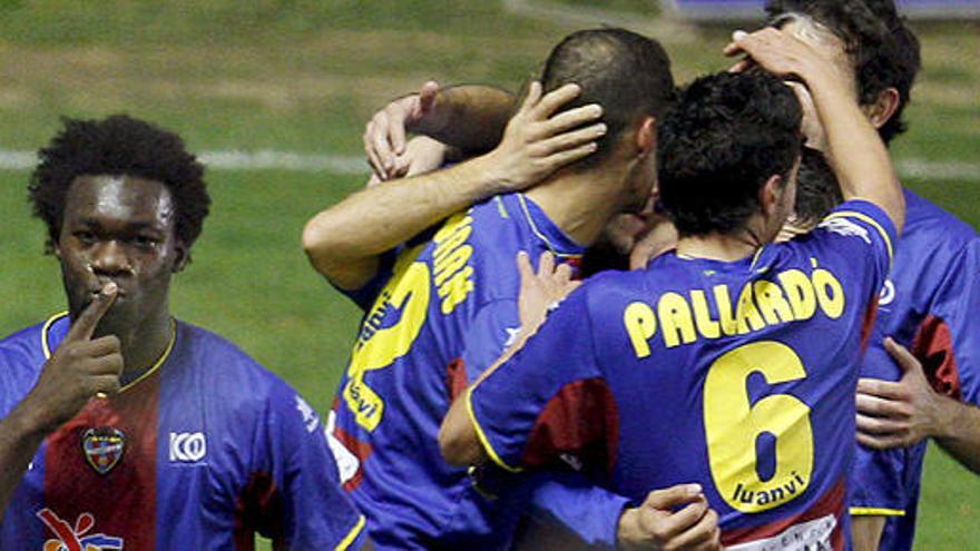Caicedo celebra ante sus compañeros el gol  conseguido ante el Atlético de Madrid
