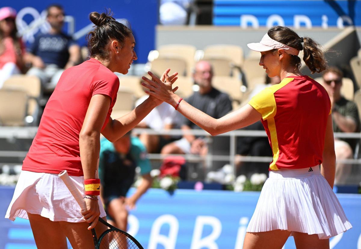 Cristina Bucsa (d) y Sara Sorribes (i) celebran tras ganar a las checas Karolina Muchova y Linda Noskova en el partido por la medalla de bronce de dobles femenino de los Juegos Olímpicos París 2024.