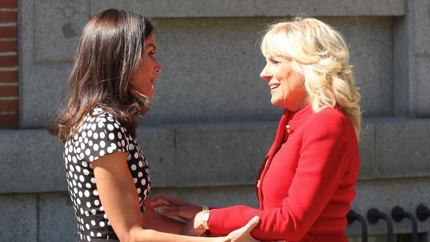 La reina de España recibe a Jill Biden en su primer acto en Madrid