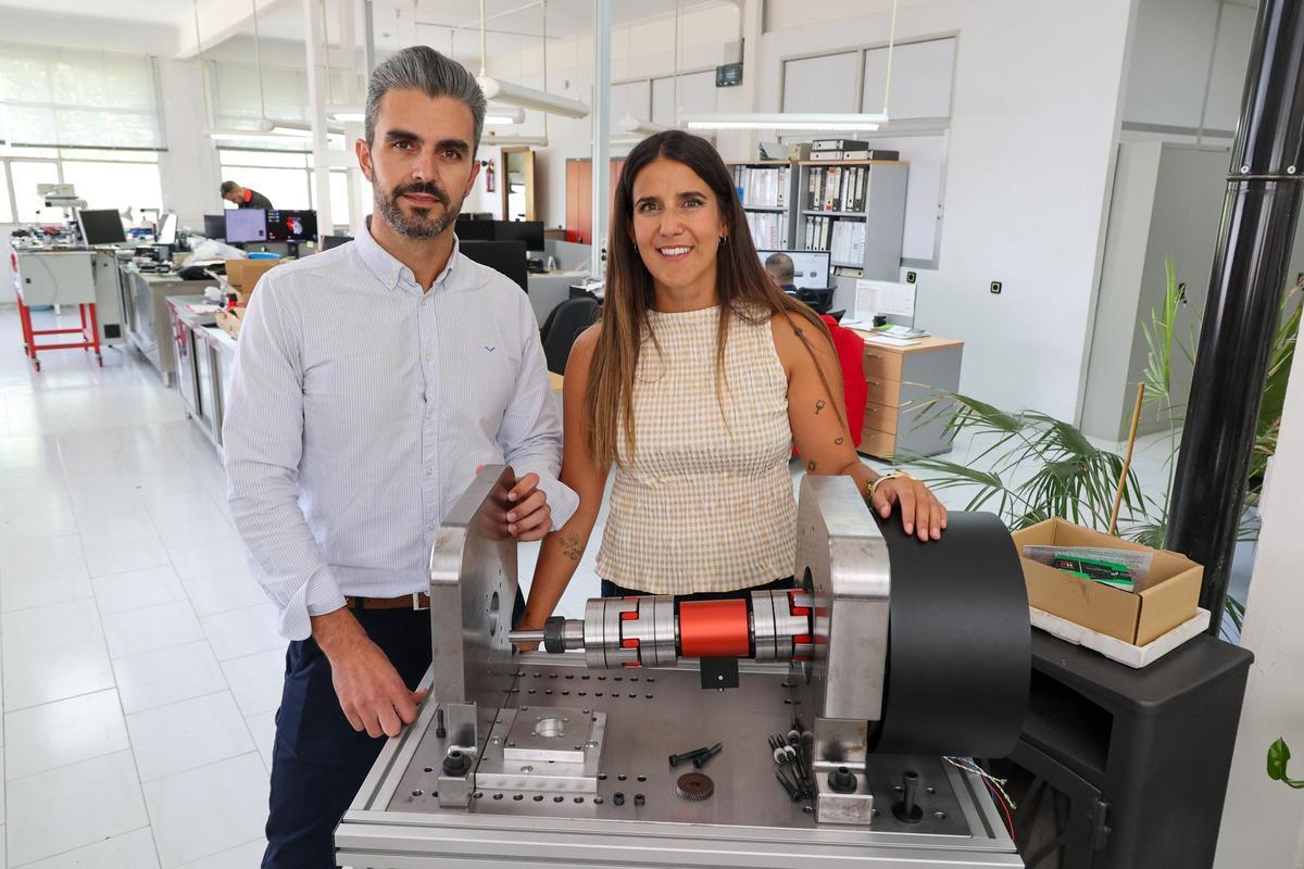 Roberto Rubio y Paula Pastor, en el departamento de Diseño de CLR.