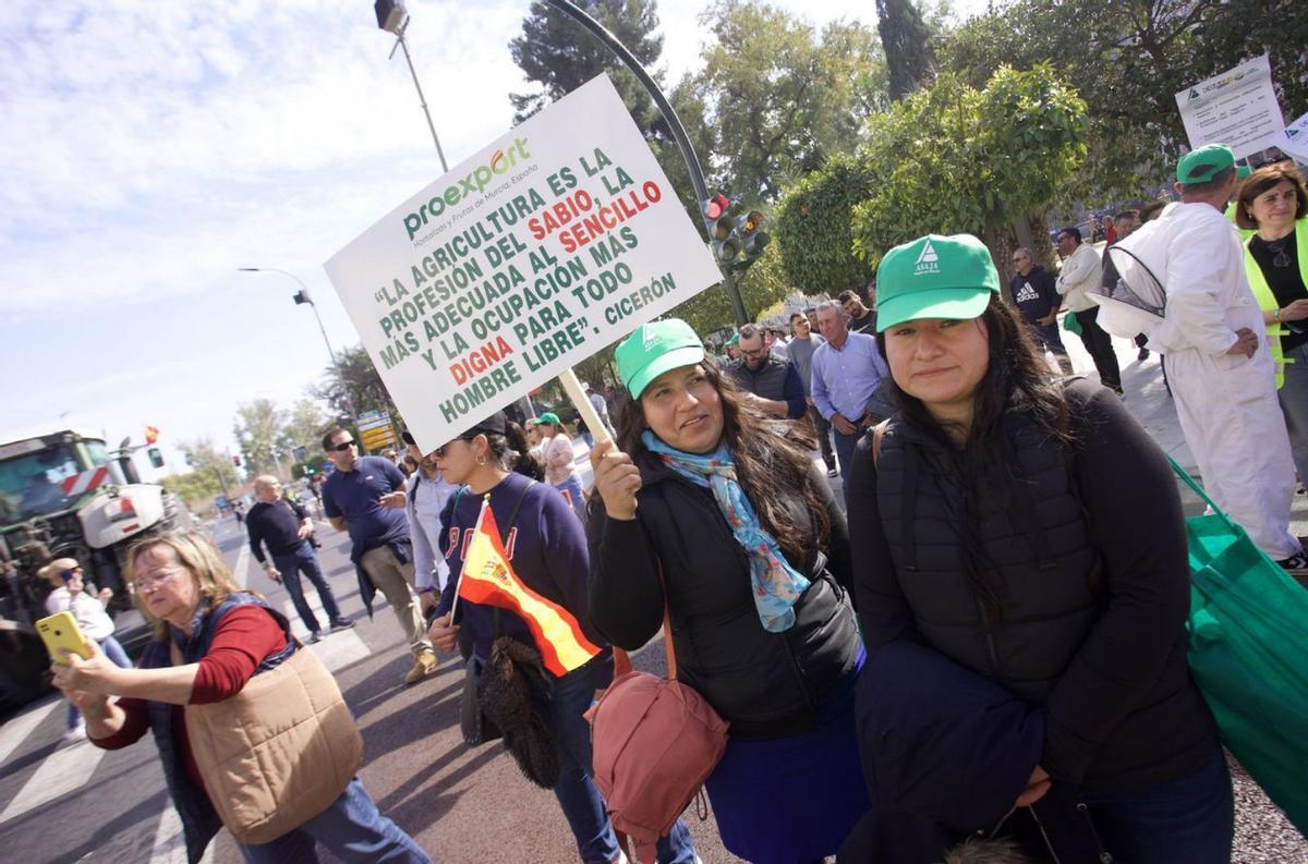 La columna de tractores es aplaudida a su paso por Ronda de Levante. | JUAN CARLOS CAVAL