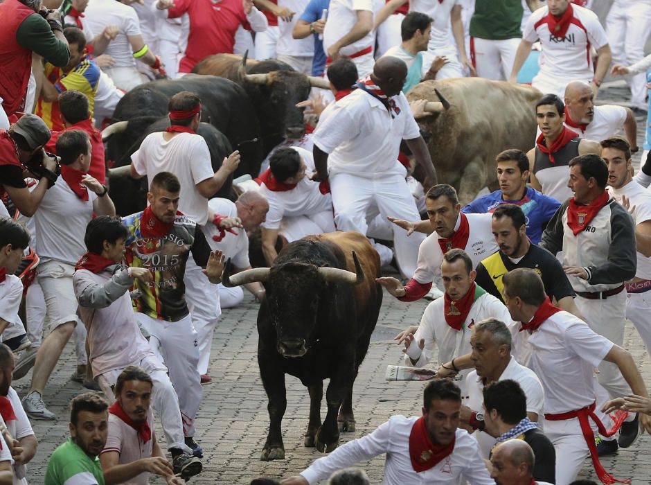 Una manada de toros de la ganadería de Fuente Ymbro, que se ha ido estirando en el recorrido hasta romperse en la calle Estafeta, ha creado emoción en el primer encierro de los Sanfermines de 2016.