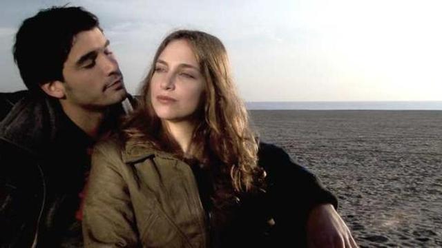 Fotograma de Entre esquelas, con la alicantina Saida Benzal y Álex García.