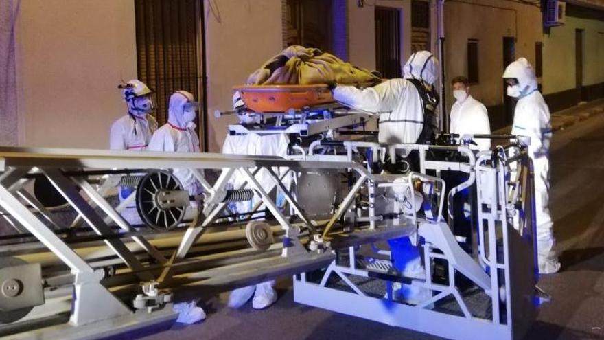 Sacan con una grúa el cadáver de una persona con obesidad mórbida en València