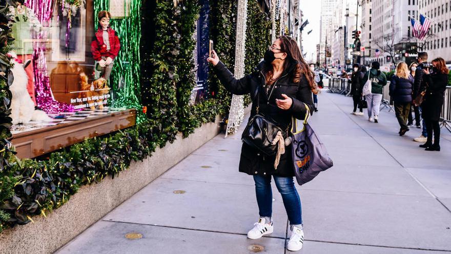 Una mujer con mascarilla pasea por las calles de Nueva York