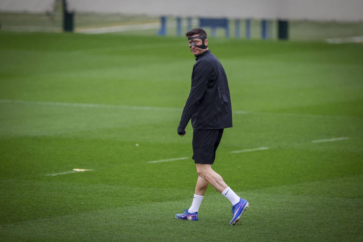 Robert Lewandowski, con la máscara protectora