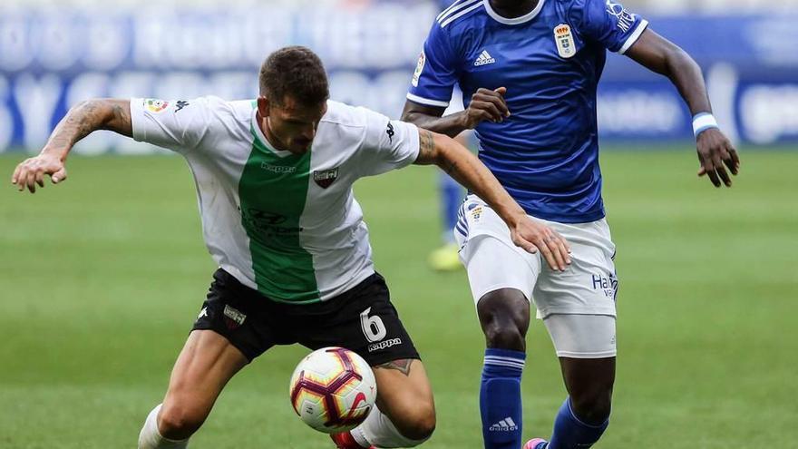 Ibrahima, en su debut en el Tartiere ante el Extremadura, pugnando con el exoviedista Pardo.