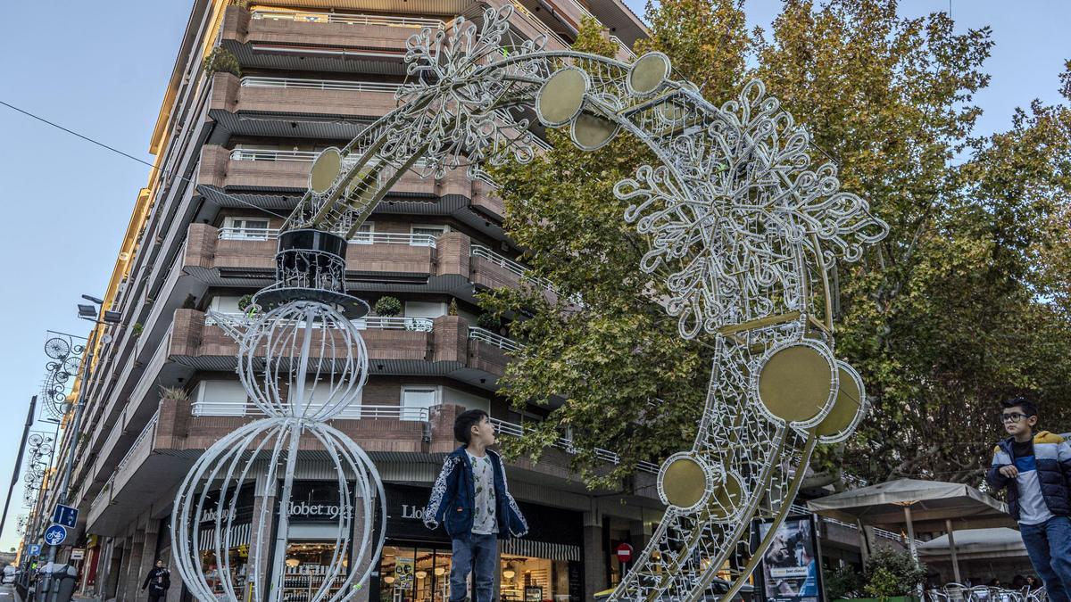 GALERIA: Manresa ja té la il·luminació de Nadal de Crist Rei i la plaça de la Creu