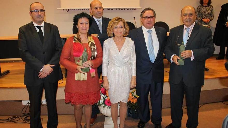 Por la izquierda, Joaquín Monte, sus hermanos Carmen y José Severino, Amparo Antuña, Luismi Suárez y Fernando Laborda, posando, ayer, con los premios.