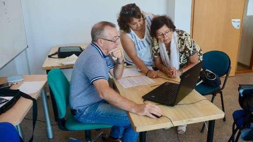 Algunos de los afectados, ayer en la oficina. // R. Vázquez