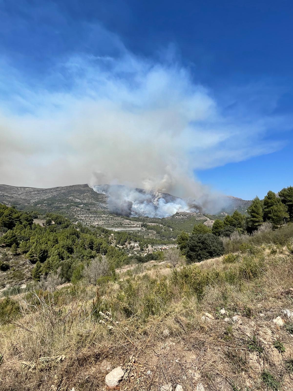 Las imágenes del incendio forestal declarado en Tàrbena