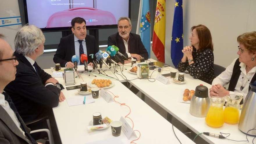 Román Rodríguez presentó el balance junto a Cores Tourís, delegado territorial de la Xunta. // R. Vázquez