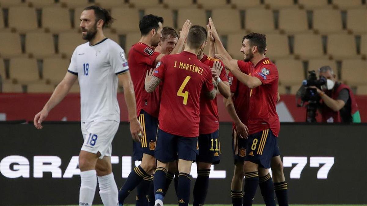 Los jugadores de España celebran uno de los goles anter Kosovo