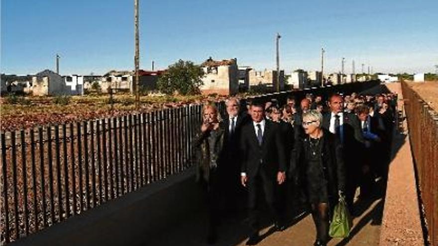 Manuel Valls inaugura l&#039;antic camp de refugiats. Al fons, els barracots que acollien els &quot;indesitjables&quot;.