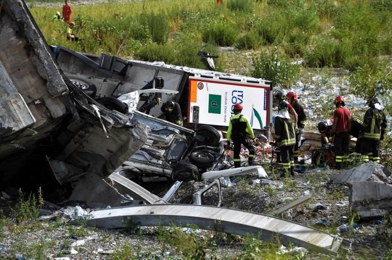 Decenas de muertos al desplomarse un puente de una