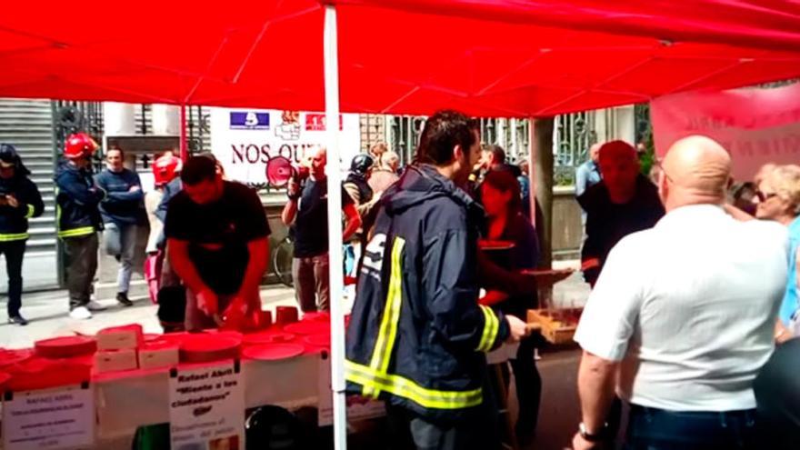 Los Bomberos reparten jamón y sidra como protesta ante la Junta General