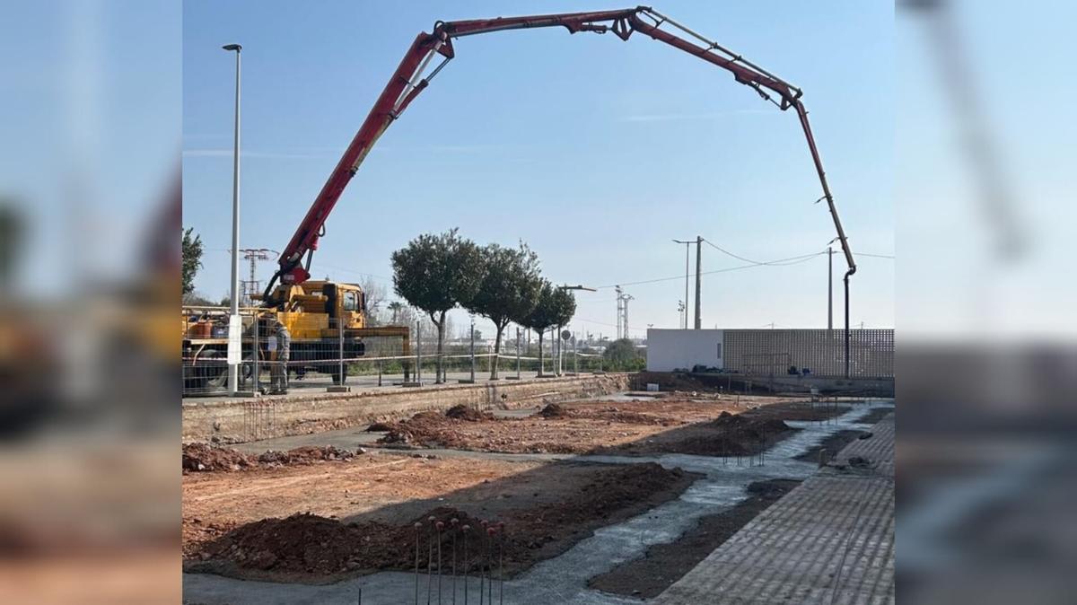 Las máquinas ya están trabajando para la creación de un nuevo espacio en el polideportivo.