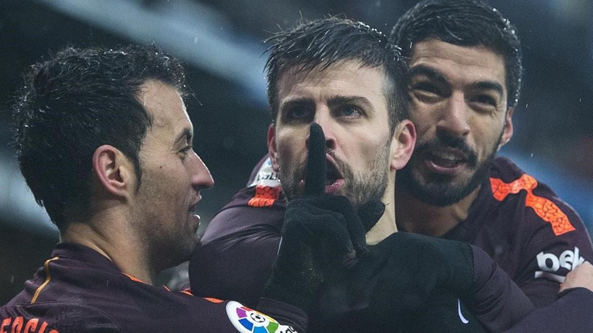 Piqué, entre Busquets y Suárez, pide silencio en Cornellà tras anotar el 1-1.