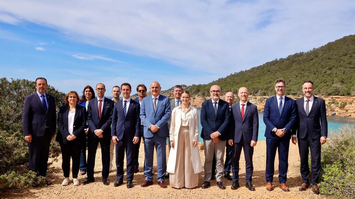 Las autoridades posan en Ibiza antes de firmar el acuerdo de importación de basuras a Mallorca
